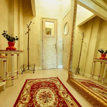 Baroque Splendor: Breathtaking Views & Design Apartamento Bucareste Exterior foto